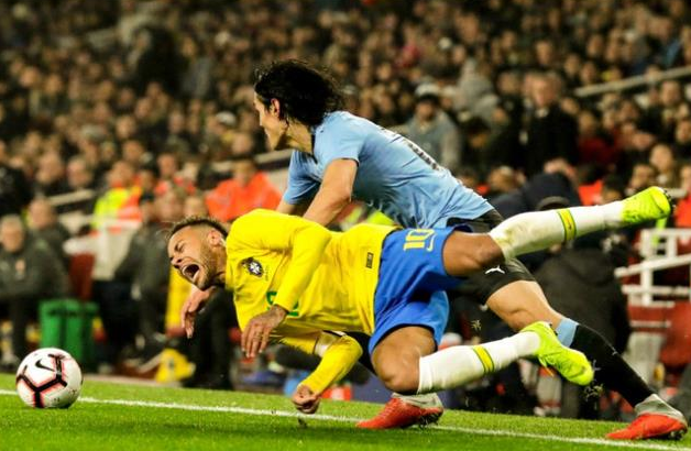  都灵德比战平局收场双方球迷爆发冲突  