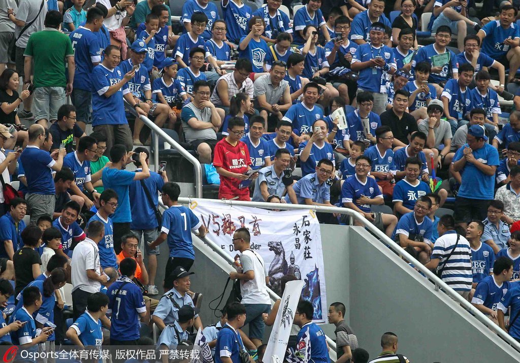  莱比锡球迷冲入场庆祝，德甲安保问题引热议  