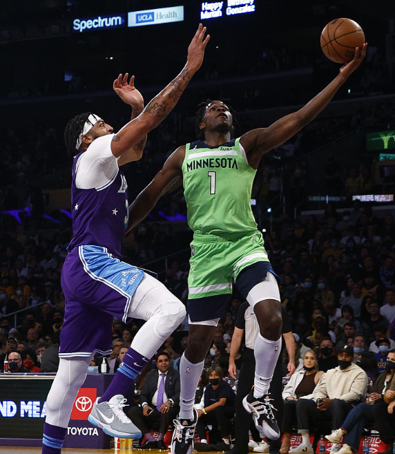  爱德华兹三分绝杀森林狼险胜掘金保留悬念